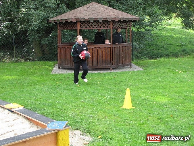 Zdjęcie w galerii na portalu naszraciborz.pl: Uczniowie z powiatu testowali umiejętności obronne wiadomości z regionu