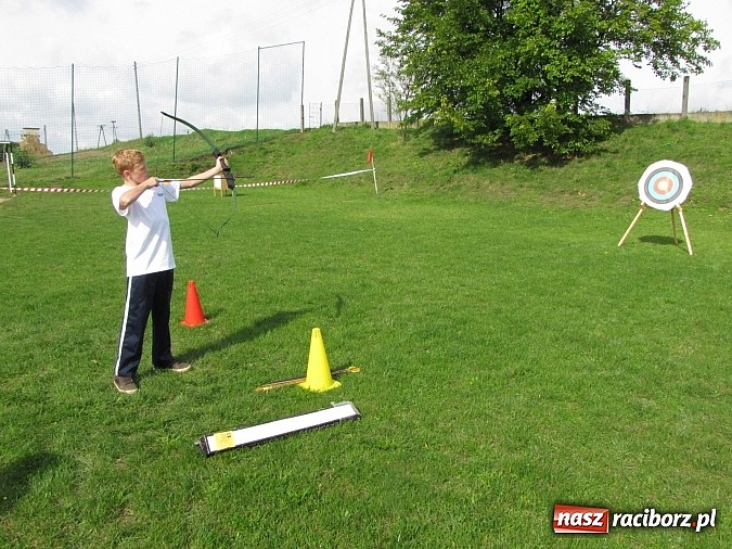 Zdjęcie w galerii na portalu naszraciborz.pl: Uczniowie z powiatu testowali umiejętności obronne wiadomości z regionu