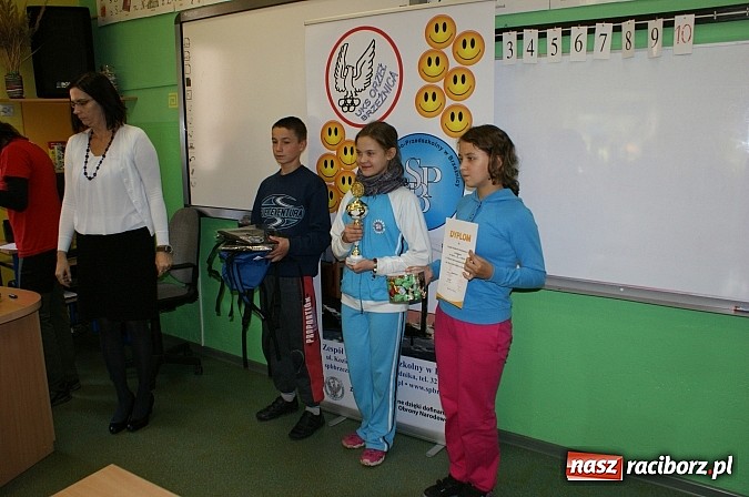 Zdjęcie w galerii na portalu naszraciborz.pl: Uczniowie z powiatu testowali umiejętności obronne wiadomości z regionu