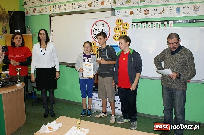 Zdjęcie w galerii na portalu naszraciborz.pl: Uczniowie z powiatu testowali umiejętności obronne wiadomości z regionu