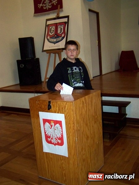 Zdjęcie w galerii na portalu naszraciborz.pl: Pasowanie na ucznia i wybory do Samorządu Uczniowskiego w G5 wiadomości z regionu