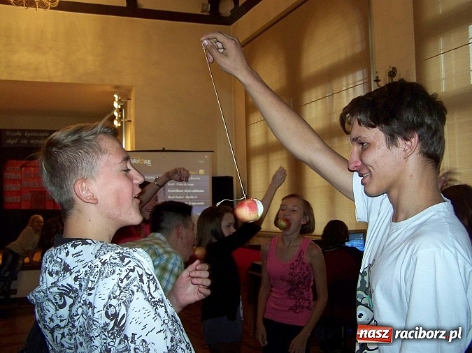 Zdjęcie w galerii na portalu naszraciborz.pl: Pasowanie na ucznia i wybory do Samorządu Uczniowskiego w G5 wiadomości z regionu