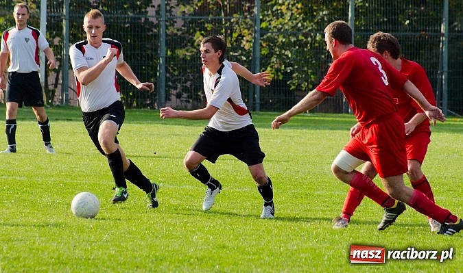 Zdjęcie w galerii na portalu naszraciborz.pl: A klasa: Emocjonujący pojedynek przy Tuwima. Do wygranej gospodarzy brakowało niewiele wiadomości z regionu