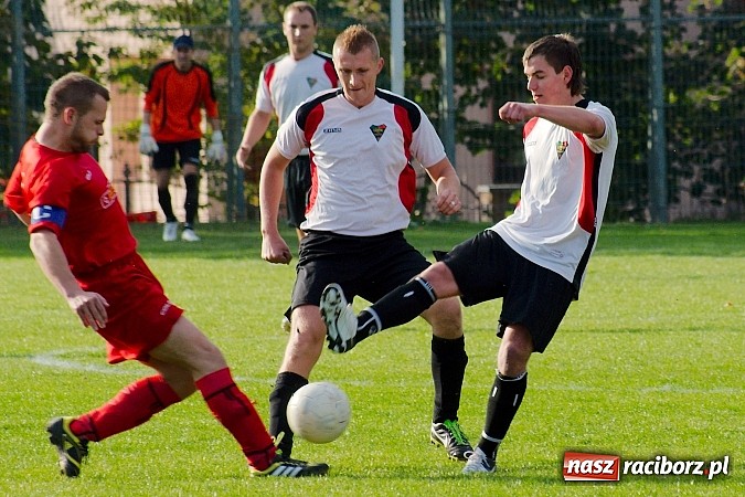 Zdjęcie w galerii na portalu naszraciborz.pl: A klasa: Emocjonujący pojedynek przy Tuwima. Do wygranej gospodarzy brakowało niewiele wiadomości z regionu
