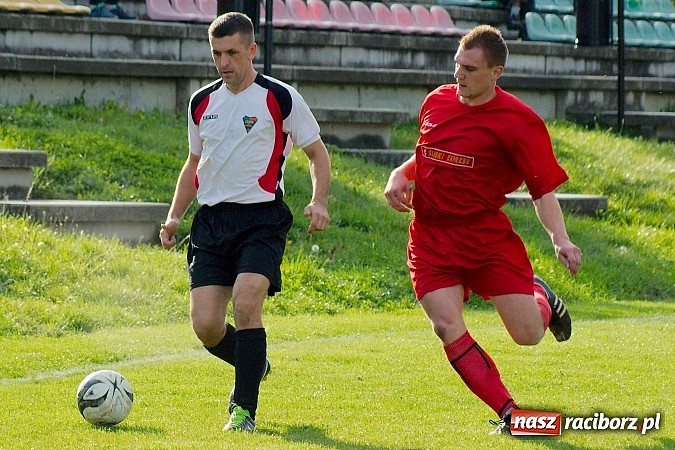 Zdjęcie w galerii na portalu naszraciborz.pl: A klasa: Emocjonujący pojedynek przy Tuwima. Do wygranej gospodarzy brakowało niewiele wiadomości z regionu