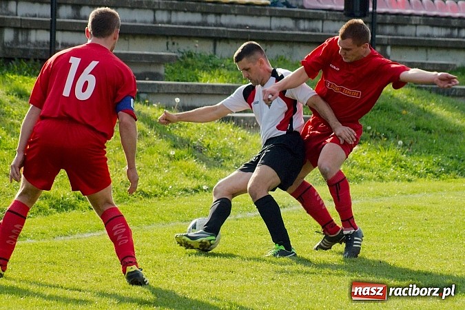 Zdjęcie w galerii na portalu naszraciborz.pl: A klasa: Emocjonujący pojedynek przy Tuwima. Do wygranej gospodarzy brakowało niewiele wiadomości z regionu