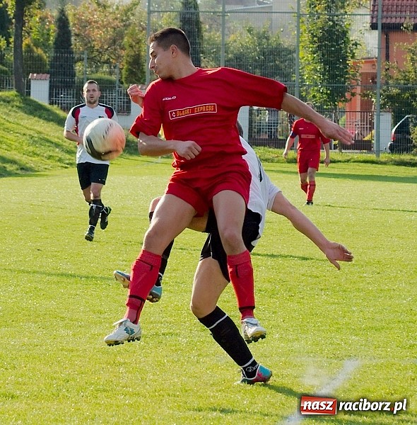 Zdjęcie w galerii na portalu naszraciborz.pl: A klasa: Emocjonujący pojedynek przy Tuwima. Do wygranej gospodarzy brakowało niewiele wiadomości z regionu