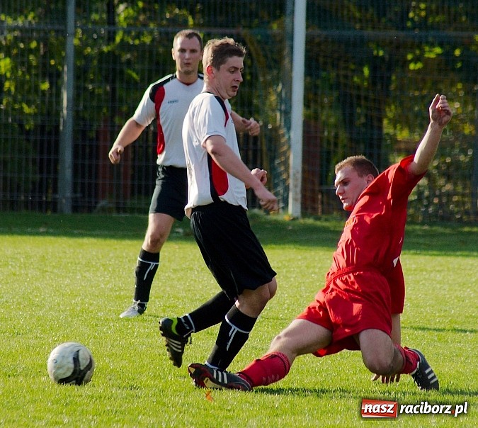 Zdjęcie w galerii na portalu naszraciborz.pl: A klasa: Emocjonujący pojedynek przy Tuwima. Do wygranej gospodarzy brakowało niewiele wiadomości z regionu