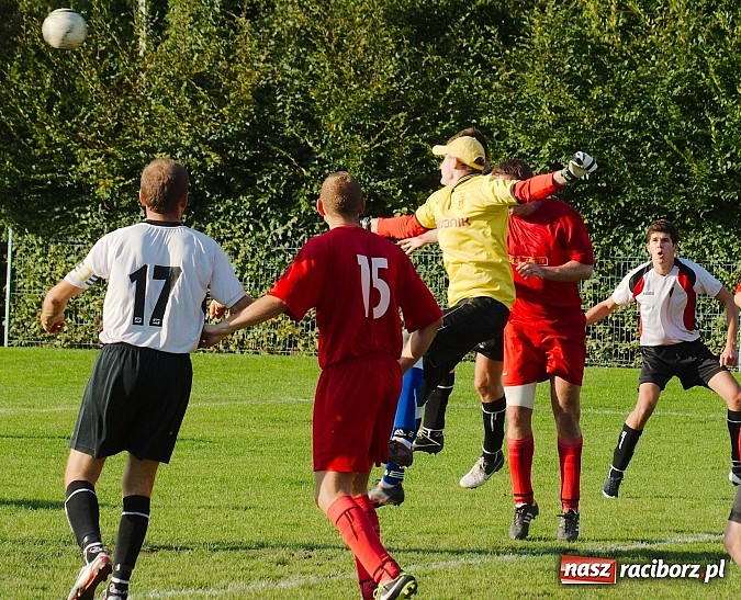 Zdjęcie w galerii na portalu naszraciborz.pl: A klasa: Emocjonujący pojedynek przy Tuwima. Do wygranej gospodarzy brakowało niewiele wiadomości z regionu