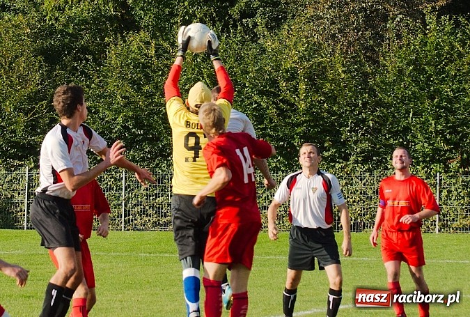 Zdjęcie w galerii na portalu naszraciborz.pl: A klasa: Emocjonujący pojedynek przy Tuwima. Do wygranej gospodarzy brakowało niewiele wiadomości z regionu