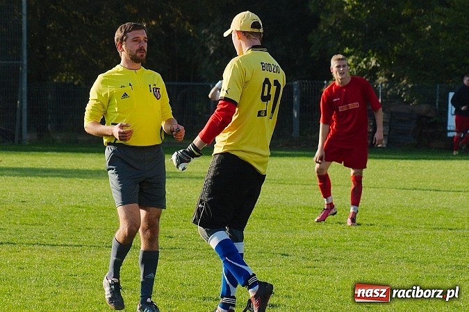 Zdjęcie w galerii na portalu naszraciborz.pl: A klasa: Emocjonujący pojedynek przy Tuwima. Do wygranej gospodarzy brakowało niewiele wiadomości z regionu