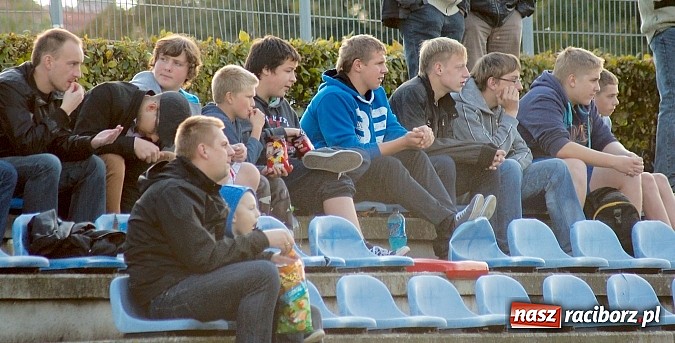 Zdjęcie w galerii na portalu naszraciborz.pl: A klasa: Emocjonujący pojedynek przy Tuwima. Do wygranej gospodarzy brakowało niewiele wiadomości z regionu