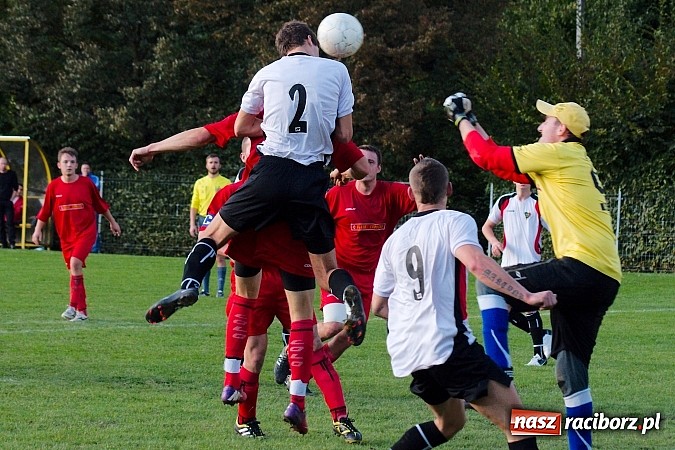 Zdjęcie w galerii na portalu naszraciborz.pl: A klasa: Emocjonujący pojedynek przy Tuwima. Do wygranej gospodarzy brakowało niewiele wiadomości z regionu