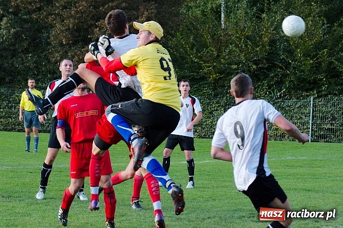 Zdjęcie w galerii na portalu naszraciborz.pl: A klasa: Emocjonujący pojedynek przy Tuwima. Do wygranej gospodarzy brakowało niewiele wiadomości z regionu