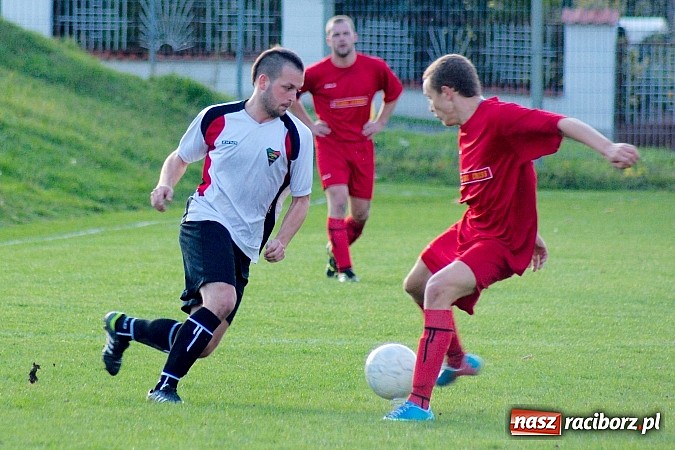 Zdjęcie w galerii na portalu naszraciborz.pl: A klasa: Emocjonujący pojedynek przy Tuwima. Do wygranej gospodarzy brakowało niewiele wiadomości z regionu