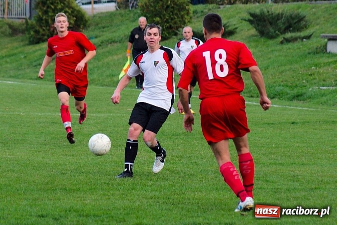 Zdjęcie w galerii na portalu naszraciborz.pl: A klasa: Emocjonujący pojedynek przy Tuwima. Do wygranej gospodarzy brakowało niewiele wiadomości z regionu
