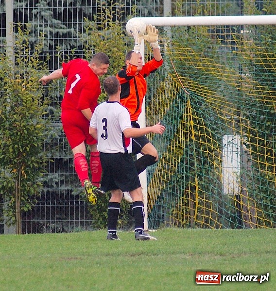 Zdjęcie w galerii na portalu naszraciborz.pl: A klasa: Emocjonujący pojedynek przy Tuwima. Do wygranej gospodarzy brakowało niewiele wiadomości z regionu