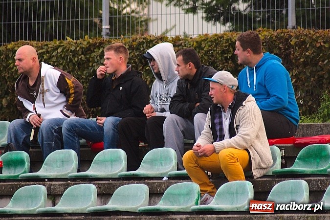 Zdjęcie w galerii na portalu naszraciborz.pl: A klasa: Emocjonujący pojedynek przy Tuwima. Do wygranej gospodarzy brakowało niewiele wiadomości z regionu