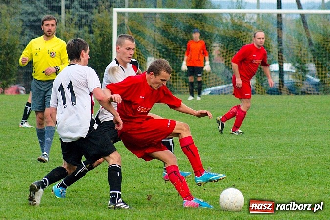 Zdjęcie w galerii na portalu naszraciborz.pl: A klasa: Emocjonujący pojedynek przy Tuwima. Do wygranej gospodarzy brakowało niewiele wiadomości z regionu