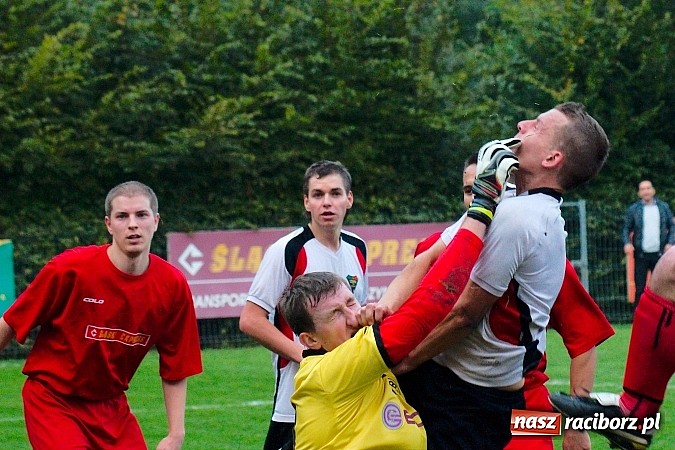 Zdjęcie w galerii na portalu naszraciborz.pl: A klasa: Emocjonujący pojedynek przy Tuwima. Do wygranej gospodarzy brakowało niewiele wiadomości z regionu