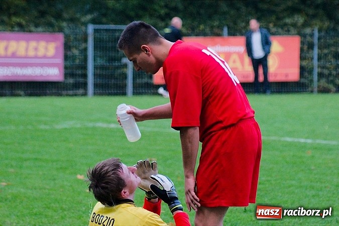 Zdjęcie w galerii na portalu naszraciborz.pl: A klasa: Emocjonujący pojedynek przy Tuwima. Do wygranej gospodarzy brakowało niewiele wiadomości z regionu