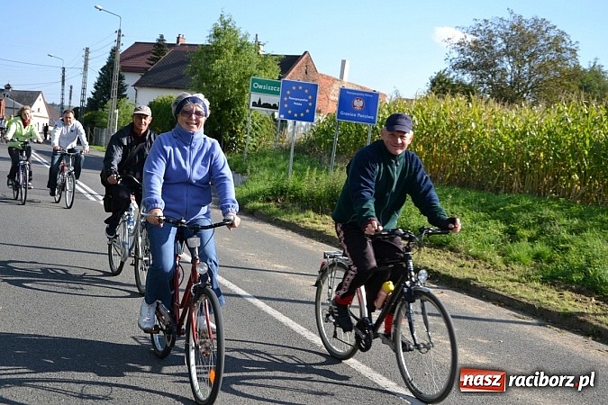 Zdjęcie w galerii na portalu naszraciborz.pl: Ponad dwustu cyklistów wzięło udział w rajdzie na pograniczu wiadomości z regionu