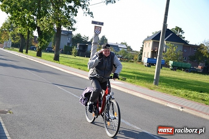 Zdjęcie w galerii na portalu naszraciborz.pl: Ponad dwustu cyklistów wzięło udział w rajdzie na pograniczu wiadomości z regionu