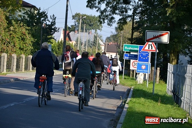 Zdjęcie w galerii na portalu naszraciborz.pl: Ponad dwustu cyklistów wzięło udział w rajdzie na pograniczu wiadomości z regionu
