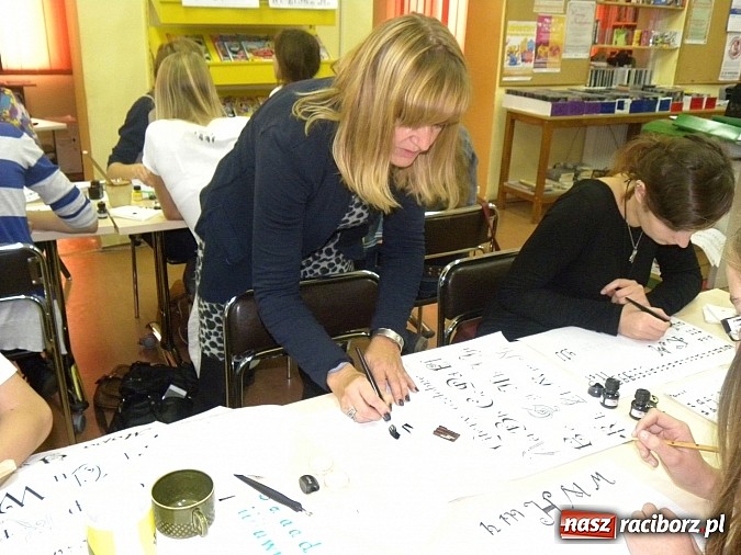 Zdjęcie w galerii na portalu naszraciborz.pl: Sztuka pięknego pisania powraca wiadomości z regionu