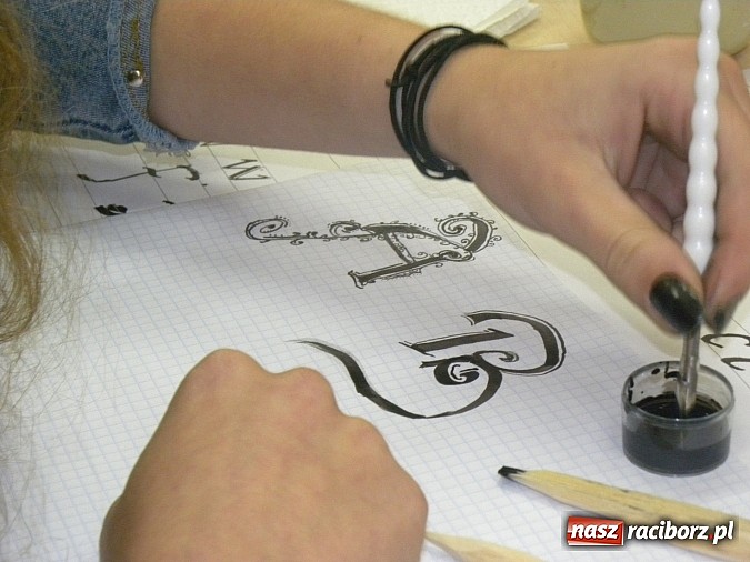 Zdjęcie w galerii na portalu naszraciborz.pl: Sztuka pięknego pisania powraca wiadomości z regionu