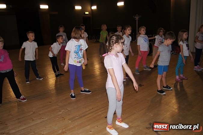 Zdjęcie w galerii na portalu naszraciborz.pl: W SP 4 zaczęli przygodę z tańcem wiadomości z regionu