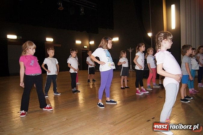 Zdjęcie w galerii na portalu naszraciborz.pl: W SP 4 zaczęli przygodę z tańcem wiadomości z regionu