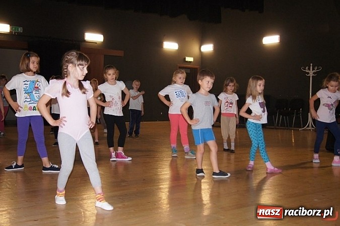 Zdjęcie w galerii na portalu naszraciborz.pl: W SP 4 zaczęli przygodę z tańcem wiadomości z regionu