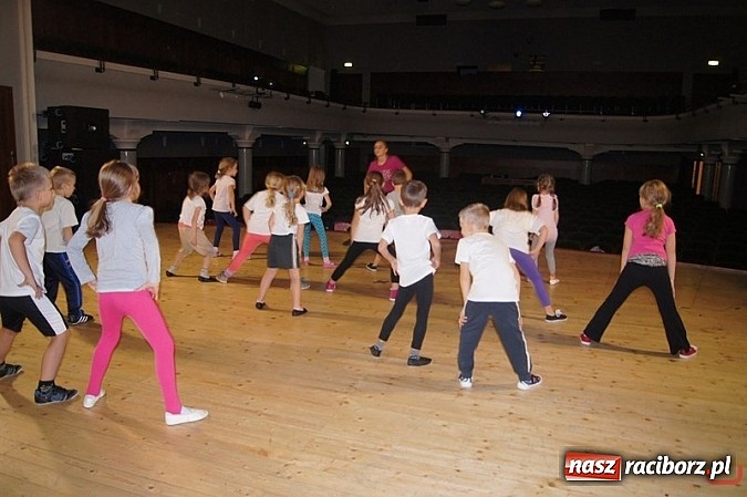Zdjęcie w galerii na portalu naszraciborz.pl: W SP 4 zaczęli przygodę z tańcem wiadomości z regionu