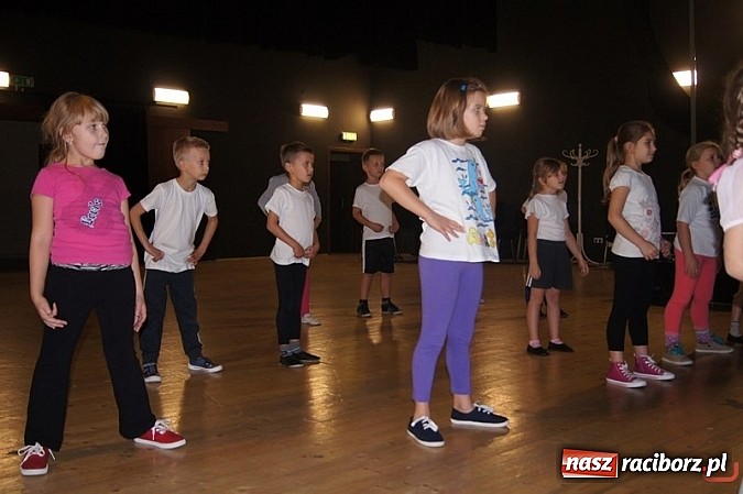 Zdjęcie w galerii na portalu naszraciborz.pl: W SP 4 zaczęli przygodę z tańcem wiadomości z regionu
