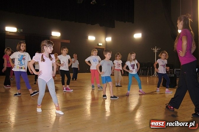 Zdjęcie w galerii na portalu naszraciborz.pl: W SP 4 zaczęli przygodę z tańcem wiadomości z regionu