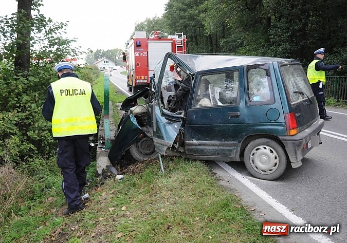 Zdjęcie w galerii na portalu naszraciborz.pl: Wypadek na DW 919. Tico uderzyło w mostek wiadomości z regionu