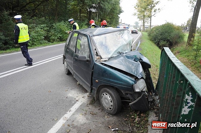 Zdjęcie w galerii na portalu naszraciborz.pl: Wypadek na DW 919. Tico uderzyło w mostek wiadomości z regionu