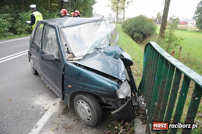 Zdjęcie w galerii na portalu naszraciborz.pl: Wypadek na DW 919. Tico uderzyło w mostek wiadomości z regionu