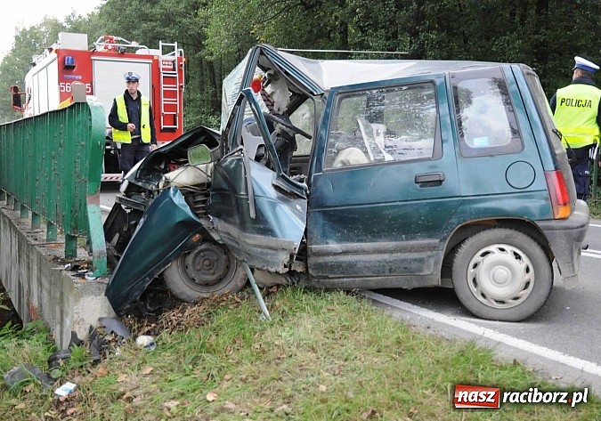 Zdjęcie w galerii na portalu naszraciborz.pl: Wypadek na DW 919. Tico uderzyło w mostek wiadomości z regionu