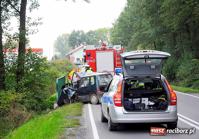 Zdjęcie w galerii na portalu naszraciborz.pl: Wypadek na DW 919. Tico uderzyło w mostek wiadomości z regionu