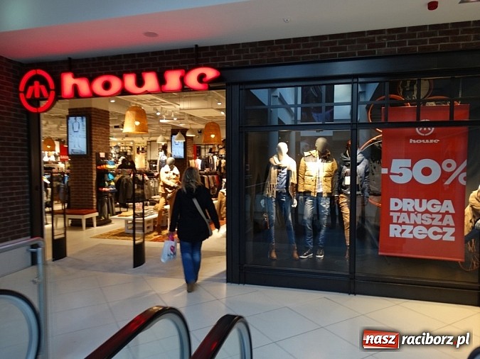 Zdjęcie w galerii na portalu naszraciborz.pl: Ponad 500 osób na otwarciu nowych salonów w Galerii Młyńskiej wiadomości z regionu