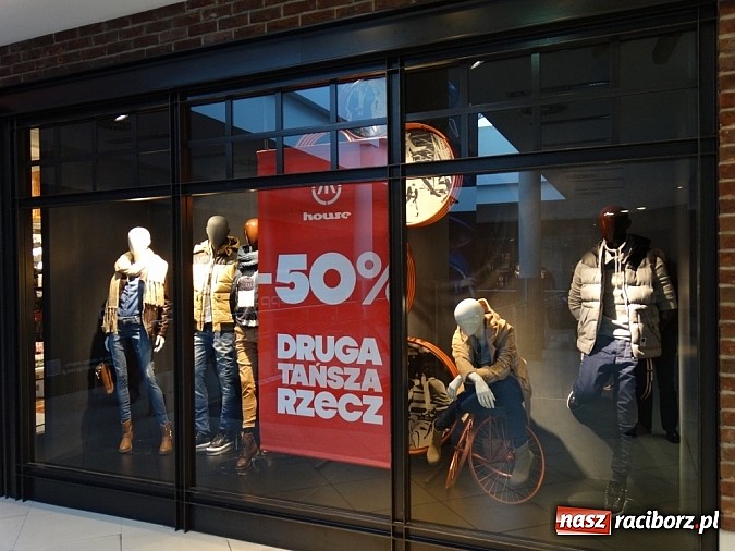 Zdjęcie w galerii na portalu naszraciborz.pl: Ponad 500 osób na otwarciu nowych salonów w Galerii Młyńskiej wiadomości z regionu