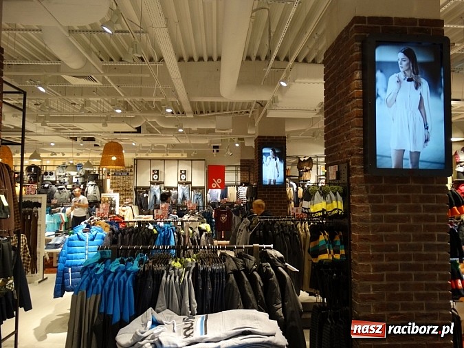 Zdjęcie w galerii na portalu naszraciborz.pl: Ponad 500 osób na otwarciu nowych salonów w Galerii Młyńskiej wiadomości z regionu