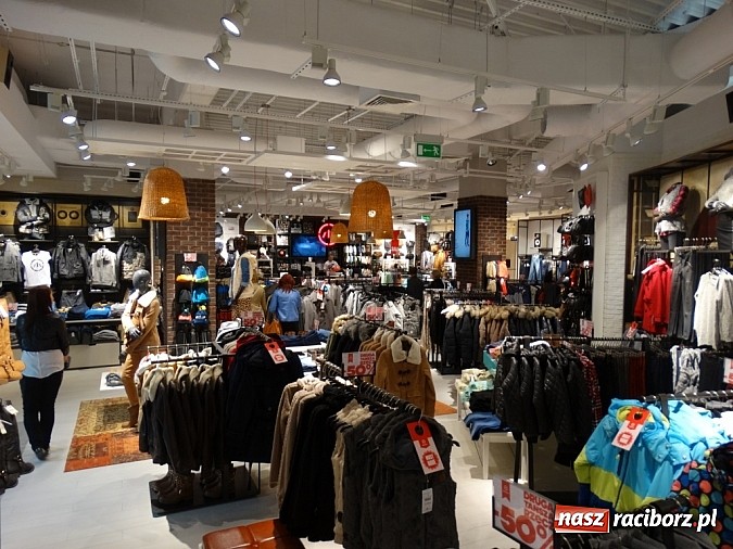 Zdjęcie w galerii na portalu naszraciborz.pl: Ponad 500 osób na otwarciu nowych salonów w Galerii Młyńskiej wiadomości z regionu