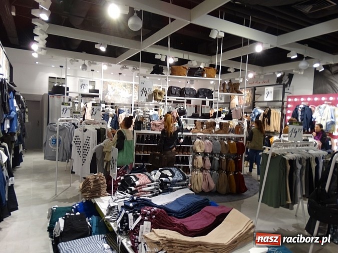 Zdjęcie w galerii na portalu naszraciborz.pl: Ponad 500 osób na otwarciu nowych salonów w Galerii Młyńskiej wiadomości z regionu