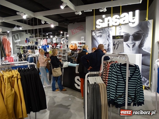 Zdjęcie w galerii na portalu naszraciborz.pl: Ponad 500 osób na otwarciu nowych salonów w Galerii Młyńskiej wiadomości z regionu