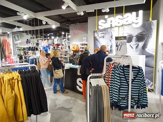 Zdjęcie w galerii na portalu naszraciborz.pl: Ponad 500 osób na otwarciu nowych salonów w Galerii Młyńskiej wiadomości z regionu