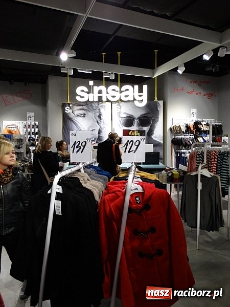 Zdjęcie w galerii na portalu naszraciborz.pl: Ponad 500 osób na otwarciu nowych salonów w Galerii Młyńskiej wiadomości z regionu