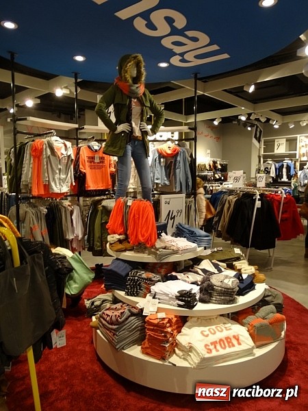 Zdjęcie w galerii na portalu naszraciborz.pl: Ponad 500 osób na otwarciu nowych salonów w Galerii Młyńskiej wiadomości z regionu